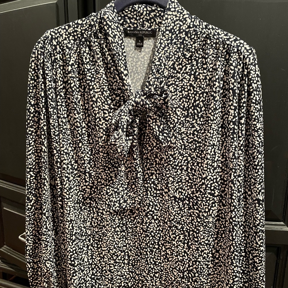 Banana Republic tie neck blouse. NWT. Size S.